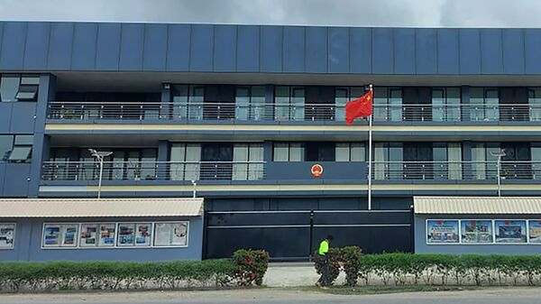 Bandeira nacional da China fora da embaixada do país em Honiara, Ilhas Salomão, 1º de abril de 2022 - Sputnik Brasil