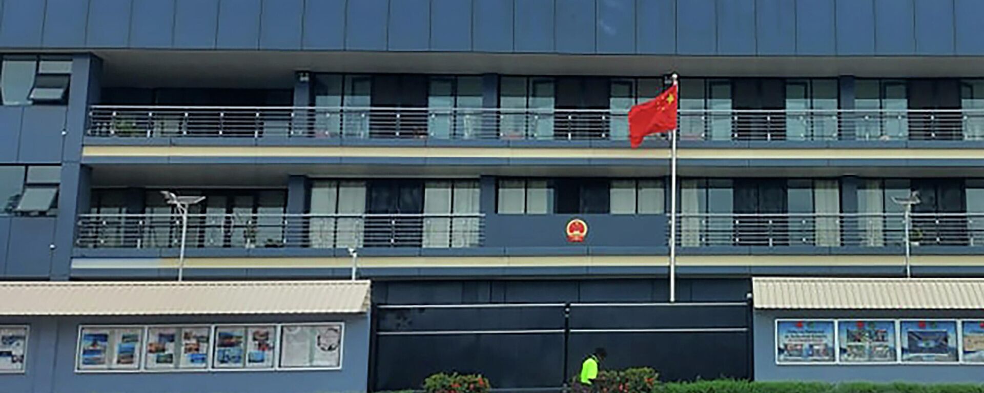 Bandeira nacional da China fora da embaixada do país em Honiara, Ilhas Salomão, 1º de abril de 2022 - Sputnik Brasil, 1920, 13.06.2022