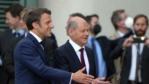 À esquerda, o presidente francês Emmanuel Macron e o chanceler alemão Olaf Scholz antes de uma reunião na chancelaria em Berlim, Alemanha, 9 de maio de 2022 - Sputnik Brasil