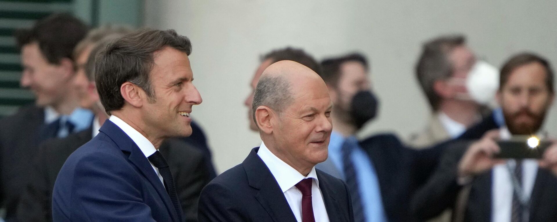 À esquerda, o presidente francês Emmanuel Macron e o chanceler alemão Olaf Scholz antes de uma reunião na chancelaria em Berlim, Alemanha, 9 de maio de 2022 - Sputnik Brasil, 1920, 13.06.2022