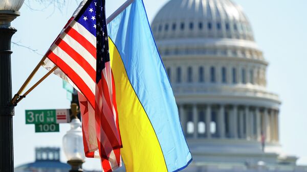 Bandeiras dos EUA e da Ucrânia tremulam diante do Capitólio, em Washington, no dia 5 de março de 2022 - Sputnik Brasil
