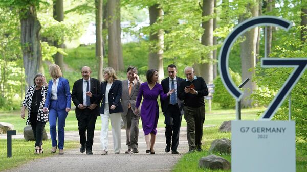 Ministros das Relações Exteriores de todos os países-membros do G7 caminham com Josep Borrell, chefe das relações exteriores da União Europeia, em encontro no dia 12 de maio de 2022 - Sputnik Brasil