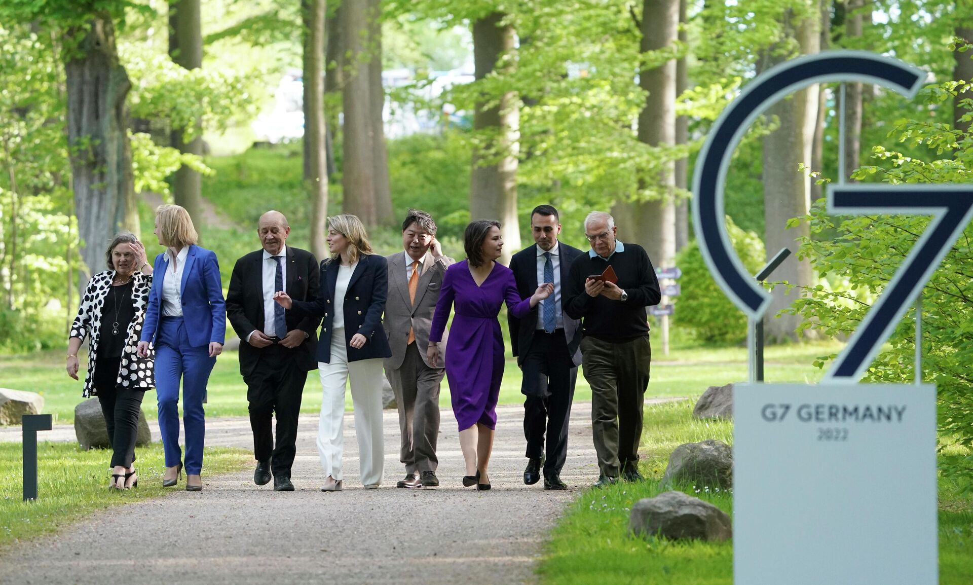 Ministros das Relações Exteriores dos países-membros do G7 caminham com Josep Borrell (na ponta direita), chefe da diplomacia da União Europeia, em encontro no dia 12 de maio de 2022 - Sputnik Brasil, 1920, 18.08.2022