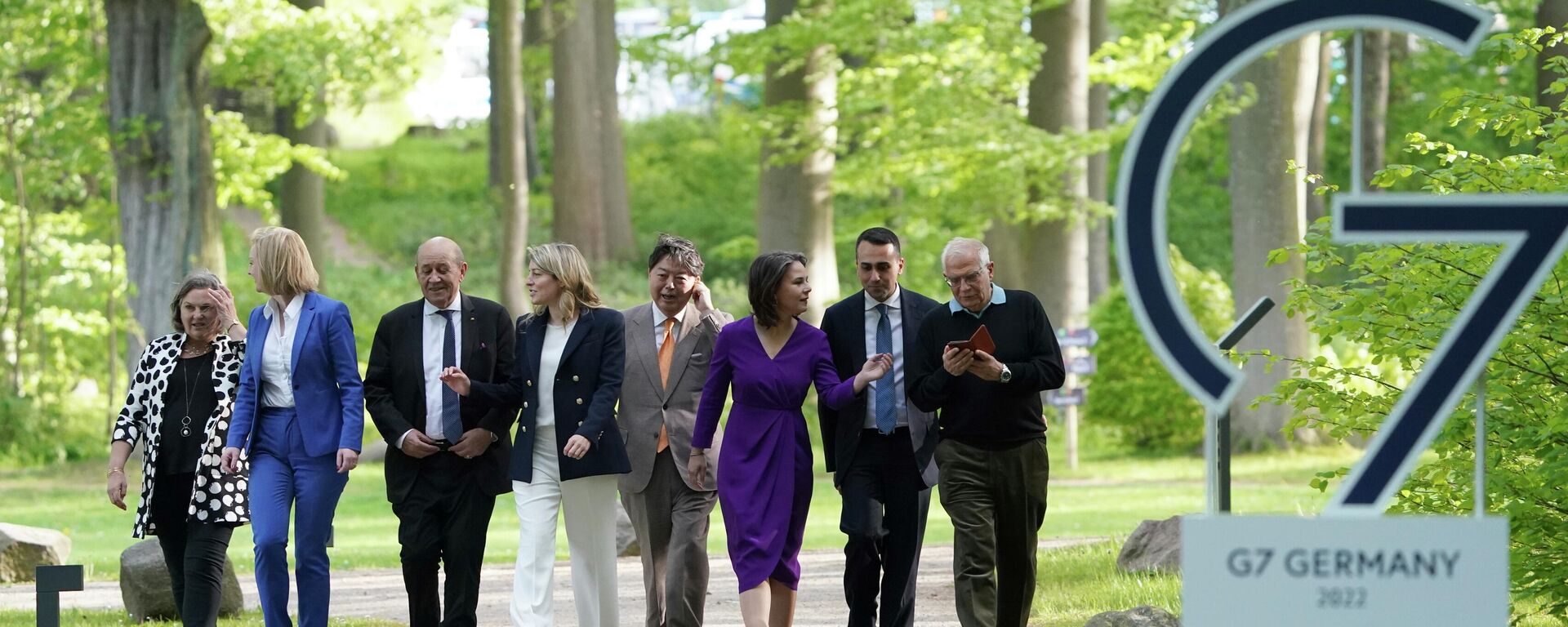 Ministros das Relações Exteriores de todos os países-membros do G7 caminham com Josep Borrell, chefe das relações exteriores da União Europeia, em encontro no dia 12 de maio de 2022 - Sputnik Brasil, 1920, 13.06.2022