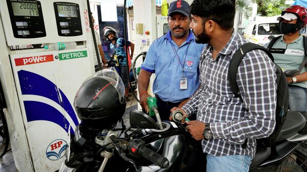 Motoristas abastecem em posto de gasolina de Mumbai, na Índia, em 12 de junho de 2022 - Sputnik Brasil