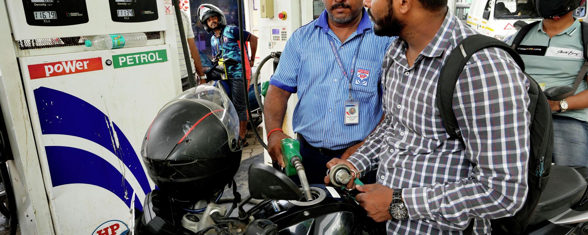 Motoristas abastecem em posto de gasolina de Mumbai, na Índia, em 12 de junho de 2022 - Sputnik Brasil, 1920, 14.06.2022