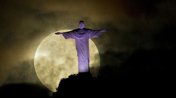 Superlua vista atrás do Cristo Redentor, no Rio de Janeiro, em 6 de maio de 2012 - Sputnik Brasil