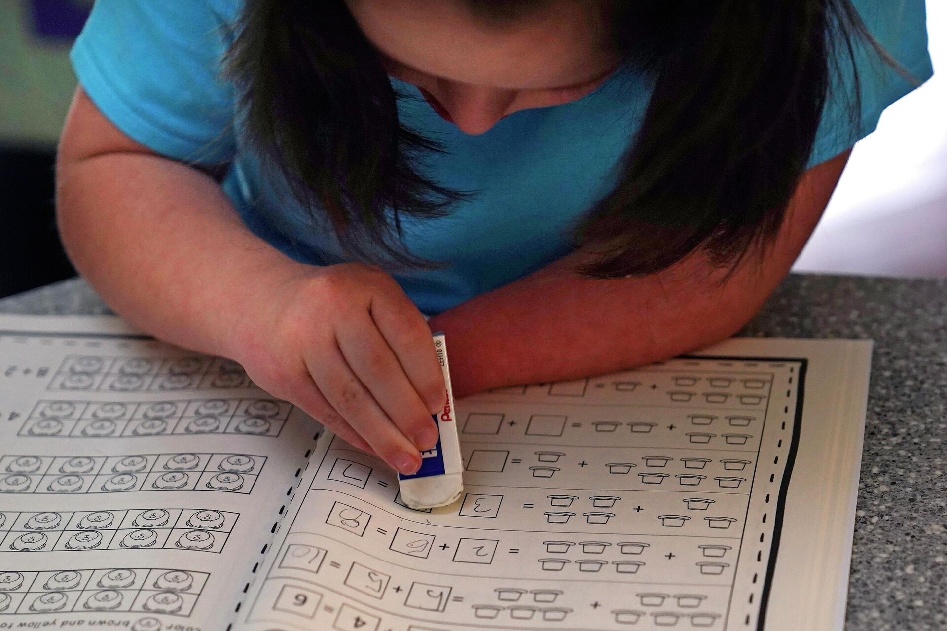 Menina de sete anos adepta do homeschooling corrige problema de matemática em sua casa nos EUA, em 20 de julho de 2021 - Sputnik Brasil, 1920, 16.06.2022