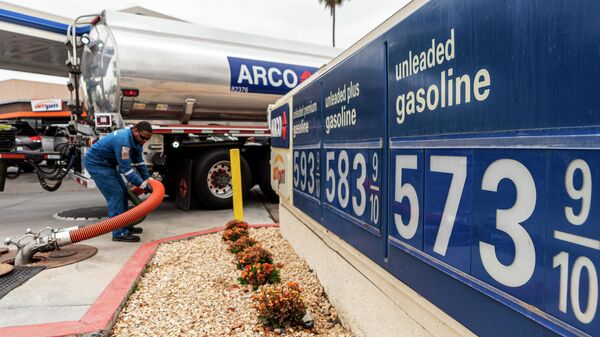 Motorista de caminhão-tanque descarrega carga de gasolina em Riverside, na Califórnia, em 28 de maio de 2022 - Sputnik Brasil