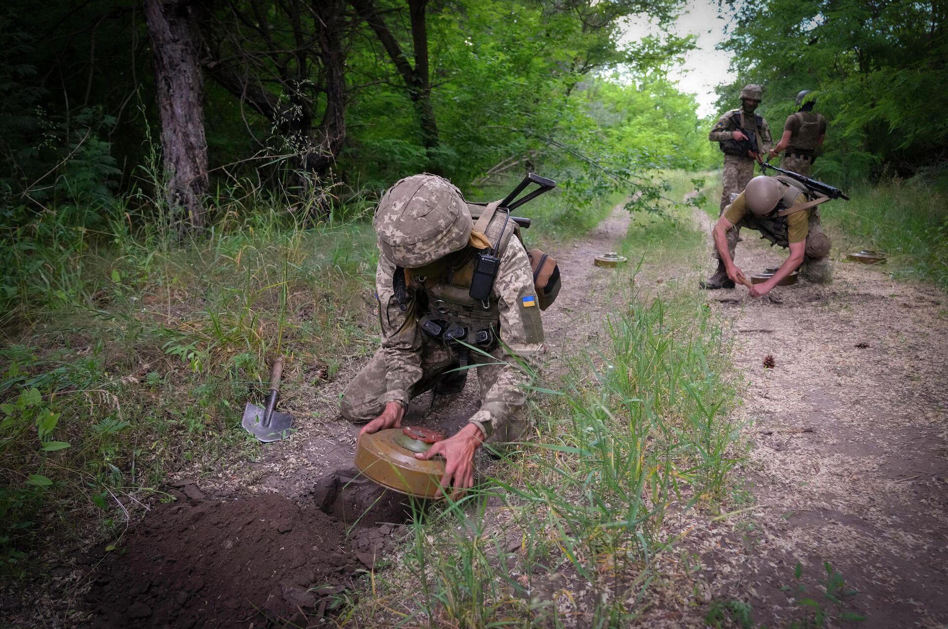 Soldados ucranianos instalam minas antitanque na floresta, Ucrânia, 14 de junho de 2022 - Sputnik Brasil, 1920, 20.06.2022