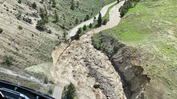 Inundação no Parque Nacional de Yellowstone, captada em 14 de junho de 2022 por conta no Twitter - Sputnik Brasil