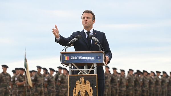 O presidente francês Emmanuel Macron respondendo às perguntas dos jornalistas durante uma visita à Base Aérea Mihail Kogalniceanu, perto da cidade de Constanta, Romênia, 15 de junho de 2022 - Sputnik Brasil