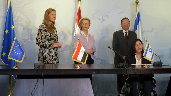 A ministra da Energia de Israel, Karine Elharrar, à direita, fala durante a assinatura de um acordo para aumentar as vendas de gás natural liquefeito para países da UE, que visam reduzir a dependência do fornecimento da Rússia à medida que a guerra na Ucrânia se arrasta, no Cairo, Egito, 15 de junho 2022 - Sputnik Brasil