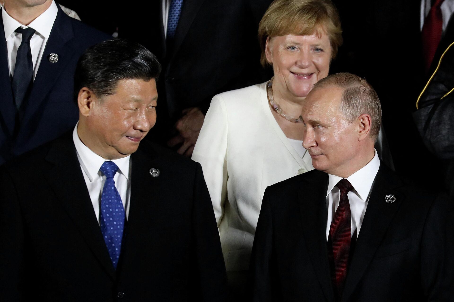 A então chanceler alemã, Angela Merkel, atrás do presidente russo, Vladimir Putin, e do presidente chinês, Xi Jinping, no Osaka Geihinkan para Cúpula do G20 em Osaka (foto de arquivo) - Sputnik Brasil, 1920, 15.06.2022