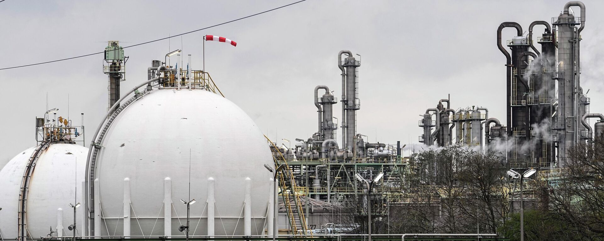 Tanque de gás em planta química em Oberhausen, na Alemanha, em 6 de abril de 2022 - Sputnik Brasil, 1920, 12.07.2022