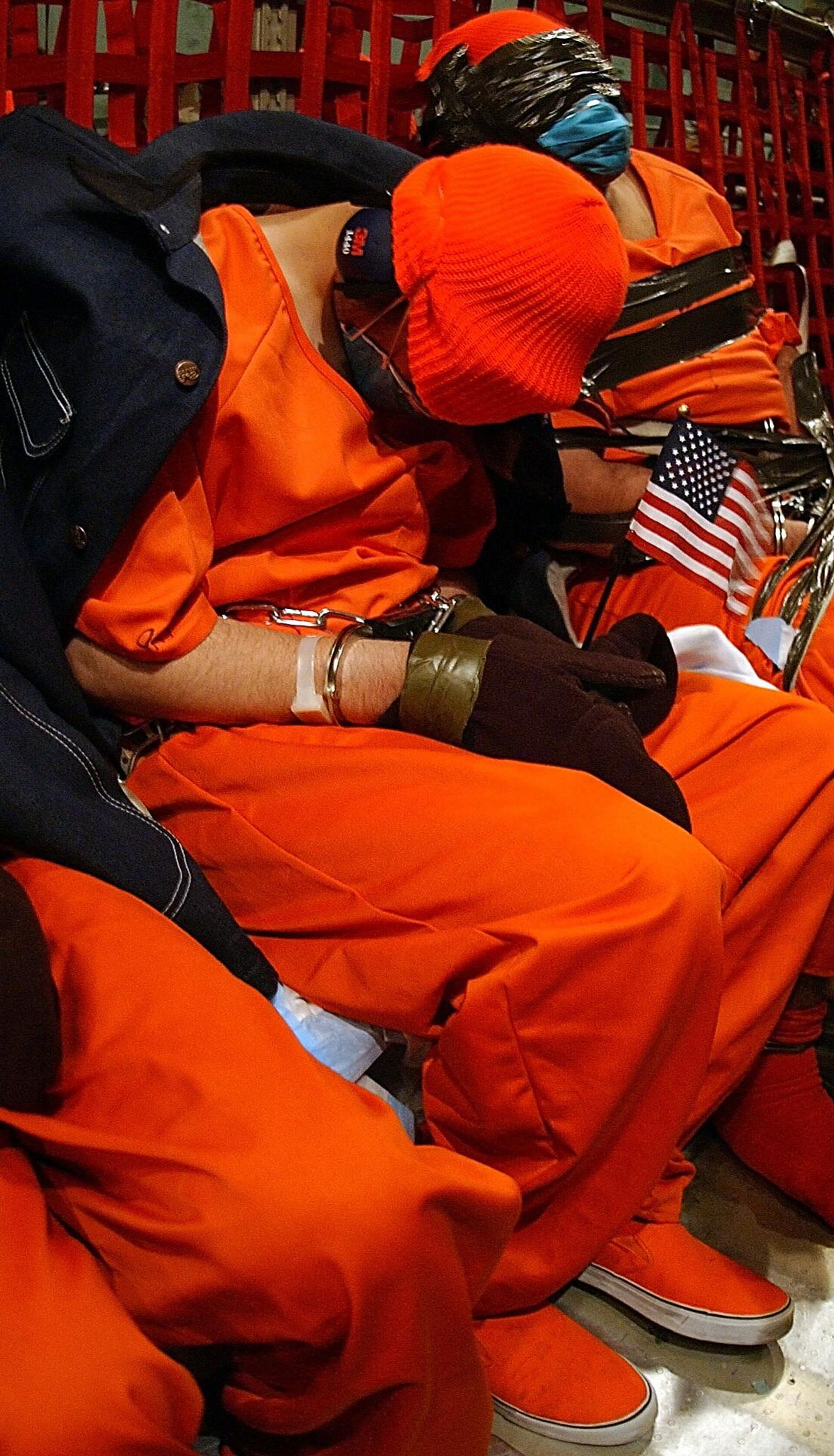 Primeiros prisioneiros afegãos chegam ao centro de detenção da Baía de Guantánamo nos EUA - Sputnik Brasil, 1920, 16.06.2022