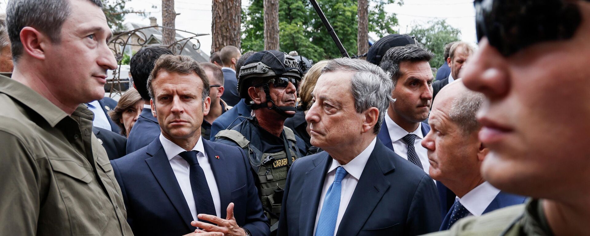 À esquerda, o presidente francês Emmanuel Macron, ao lado do primeiro-ministro italiano Mario Draghi, e o chanceler alemão Olaf Scholz enquanto visitam Irpin, nos arredores de Kiev, 16 de junho de 2022 - Sputnik Brasil, 1920, 16.06.2022