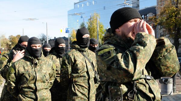Envio de recrutas do Regimento Azov para a zona de conflito no sudeste da Ucrânia - Sputnik Brasil