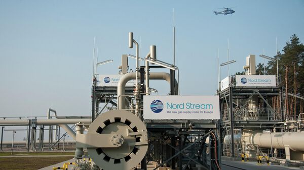 Um helicóptero sobrevoa o terminal de gasoduto Nord Stream antes de uma cerimônia inaugural para o primeiro gasoduto de 1.224 quilômetros de Nord Stream através do mar Báltico, em Lubmin, 8 de novembro de 2011 - Sputnik Brasil