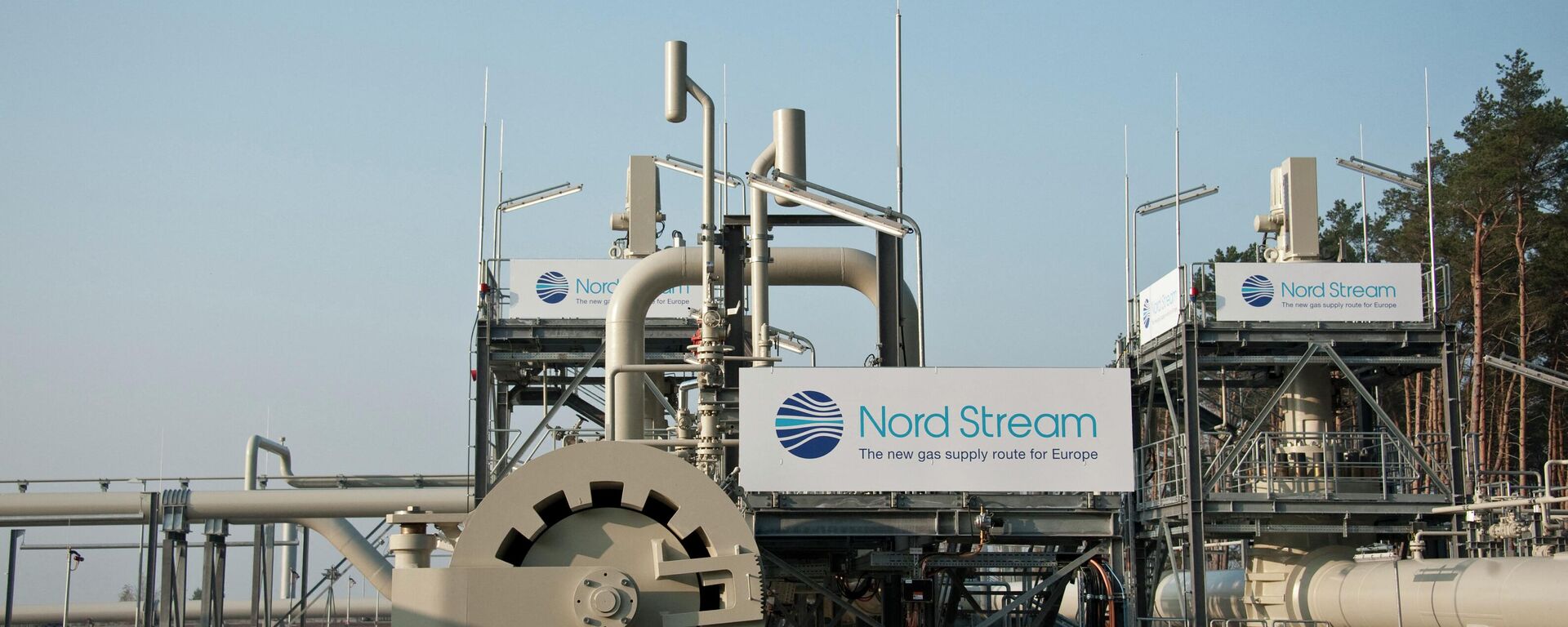 Um helicóptero sobrevoa o terminal de gasoduto Nord Stream antes de uma cerimônia inaugural para o primeiro gasoduto de 1.224 quilômetros de Nord Stream através do mar Báltico, em Lubmin, 8 de novembro de 2011 - Sputnik Brasil, 1920, 16.06.2022