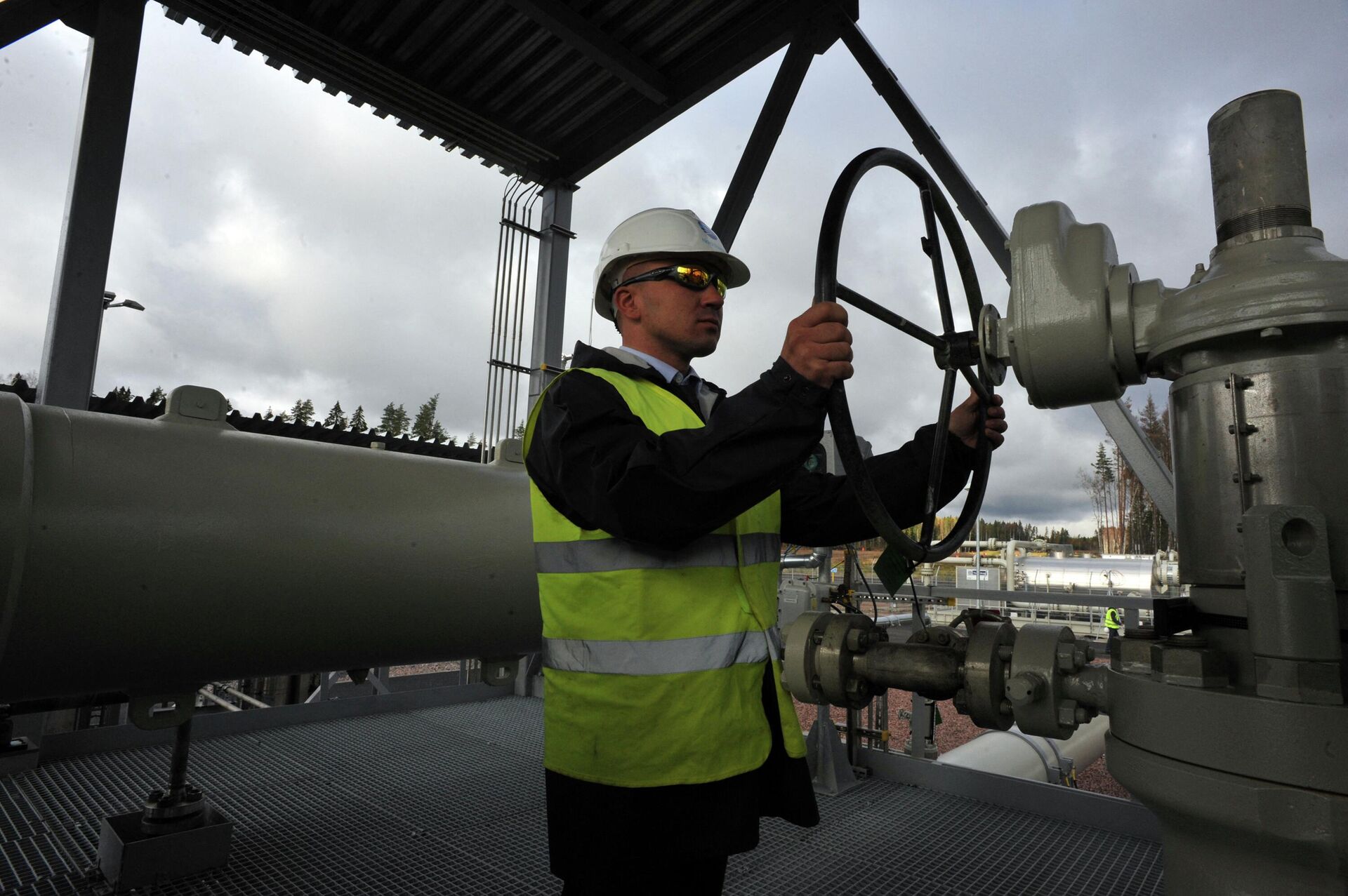 Arquivo: um operador do gasoduto Nord Stream está em uma plataforma com vista para a planta de limpeza de diagnóstico antes da cerimônia de abertura do segundo link de gás North Stream na baía de Portovaya, cerca de 60 km da cidade de Vyborg, no noroeste da Rússia, 8 de outubro de 2012 - Sputnik Brasil, 1920, 05.07.2022