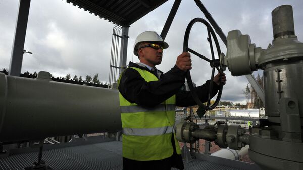Arquivo: um operador do gasoduto Nord Stream está em uma plataforma com vista para a planta de limpeza de diagnóstico antes da cerimônia de abertura do segundo link de gás North Stream na baía de Portovaya, cerca de 60 km da cidade de Vyborg, no noroeste da Rússia, 8 de outubro de 2012 - Sputnik Brasil