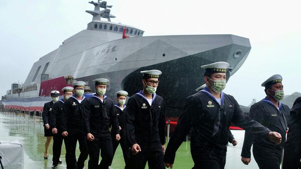 Soldados da Marinha passam por uma corveta da classe Tuo Chiang durante cerimônia oficial em um estaleiro em Suao, no condado de Yilan, leste de Taiwan, 15 de dezembro de 2020 - Sputnik Brasil