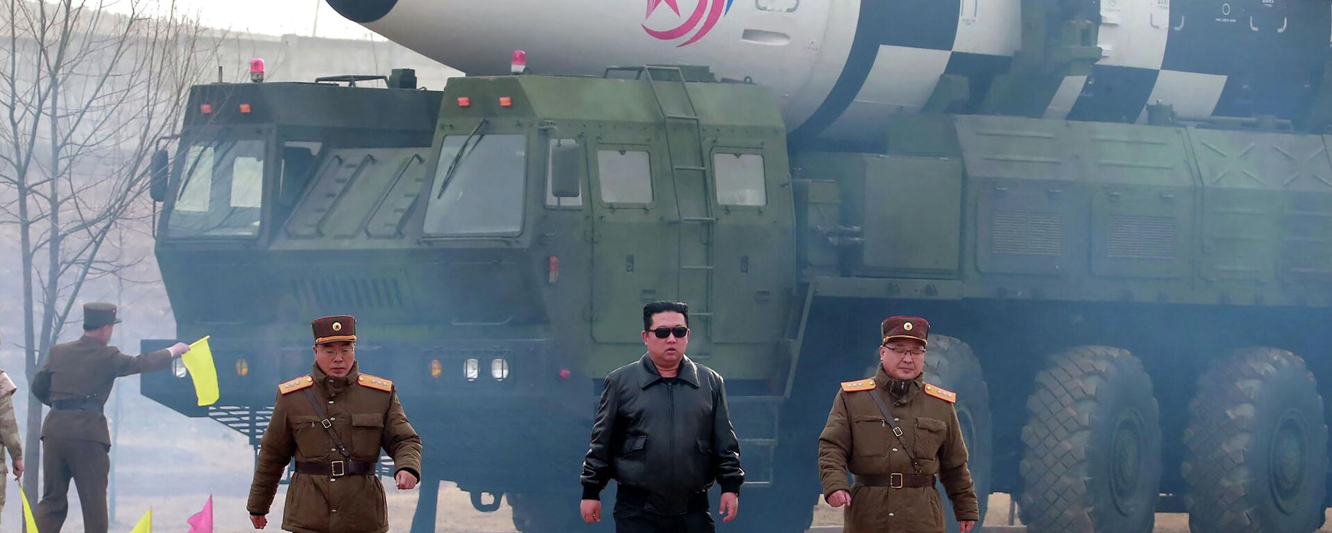 O líder norte-coreano Kim Jong-un andando perto do que a mídia estatal diz ser um novo tipo de balística intercontinental míssil (ICBM),  24 de março de 2022 - Sputnik Brasil, 1920, 16.06.2022