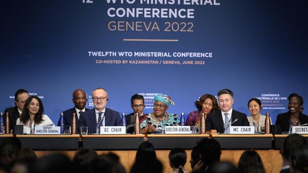 A diretora-geral da Organização Mundial do Comércio, Ngozi Okonjo-Iweala (C), faz seu discurso durante a sessão de encerramento de uma Conferência Ministerial da Organização Mundial do Comércio na sede da OMC em Genebra, 17 de junho de 2022 - Sputnik Brasil