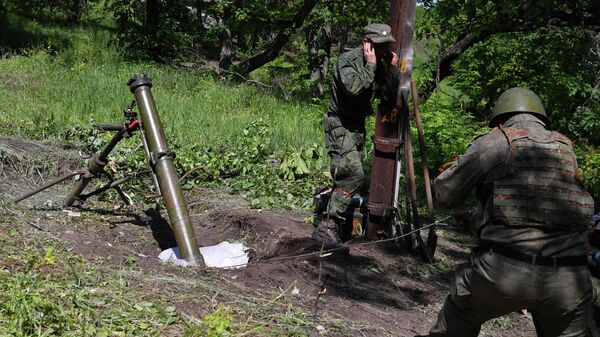 Soldados da Milícia Popular de Lugansk disparam contra posições das Forças Armadas da Ucrânia na República Popular de Lugansk (RPL) - Sputnik Brasil