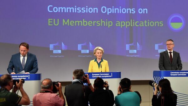 A presidente da Comissão Europeia, Ursula von der Leyen, ao centro, e o Comissário Europeu para Vizinhança e Alargamento Oliver Varhelyi, à esquerda, antes de uma conferência de imprensa após uma reunião do Colégio de Comissários na sede da UE em Bruxelas, 17 de junho de 2022 - Sputnik Brasil