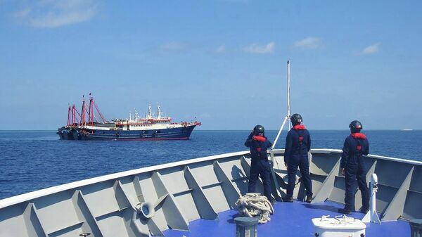 Guarda Costeira filipina a bordo de seu navio BRP Cabra monitorando navios chineses ancorados em Sabina Shoal, no mar do Sul da China (foto de arquivo) - Sputnik Brasil