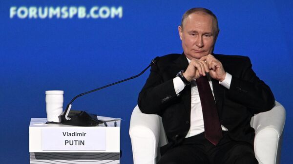 O presidente russo, Vladimir Putin, participa de uma sessão plenária do 25º Fórum Econômico Internacional de São Petersburgo (SPIEF, na sigla em inglês), na Rússia, em 17 de junho de 2022 - Sputnik Brasil