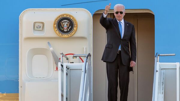 O presidente dos EUA, Joe Biden, está prestes a embarcar no avião Boeing 747 do Air Force One após a cúpula EUA-Rússia com o presidente russo Vladimir Putin, no aeroporto de Genebra Cointrin, em 16 de junho de 2021 - Sputnik Brasil