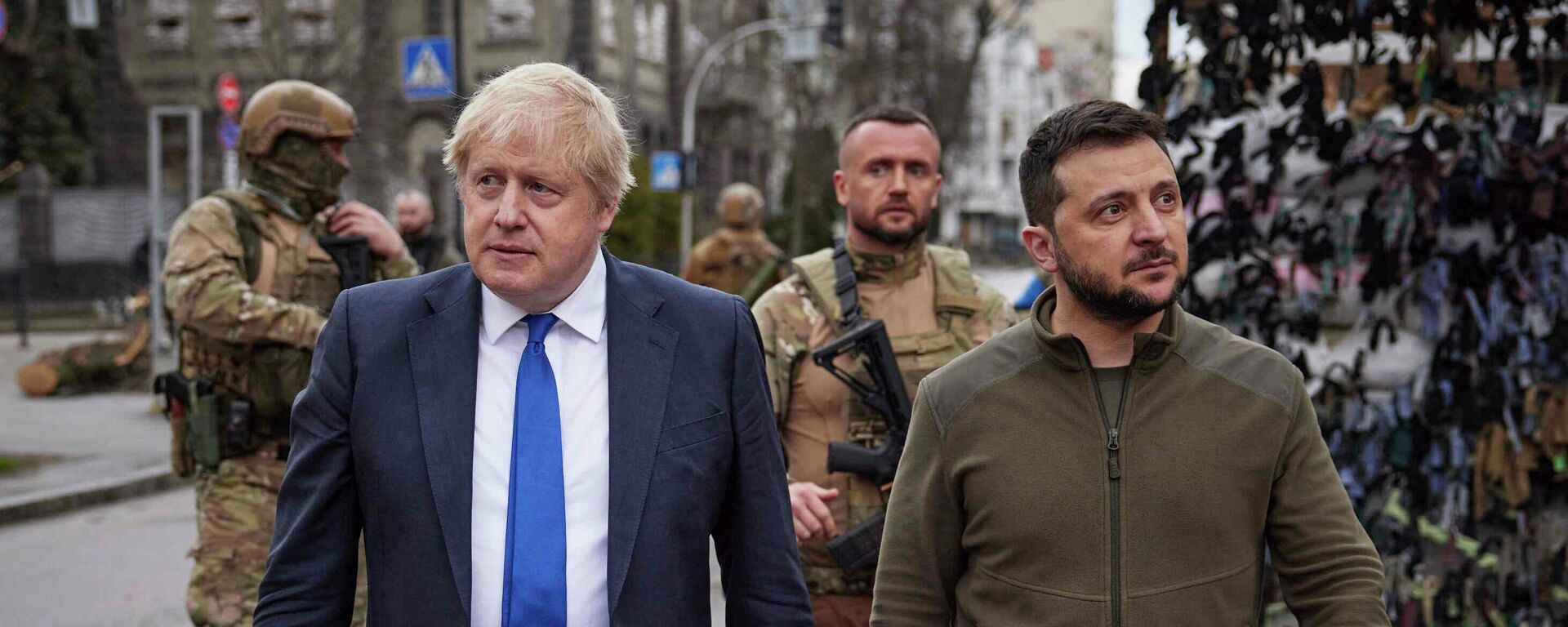 O primeiro-ministro do Reino Unido, Boris Johnson (à esquerda), caminha ao lado do presidente ucraniano, Vladimir Zelensky (à direita), em Kiev, Ucrânia, 9 de abril de 2022  - Sputnik Brasil, 1920, 27.11.2023