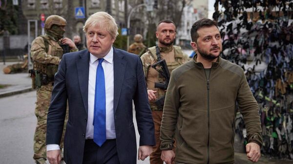 O primeiro-ministro do Reino Unido, Boris Johnson (à esquerda), caminha ao lado do presidente ucraniano, Vladimir Zelensky (à direita), em Kiev, Ucrânia, 9 de abril de 2022  - Sputnik Brasil