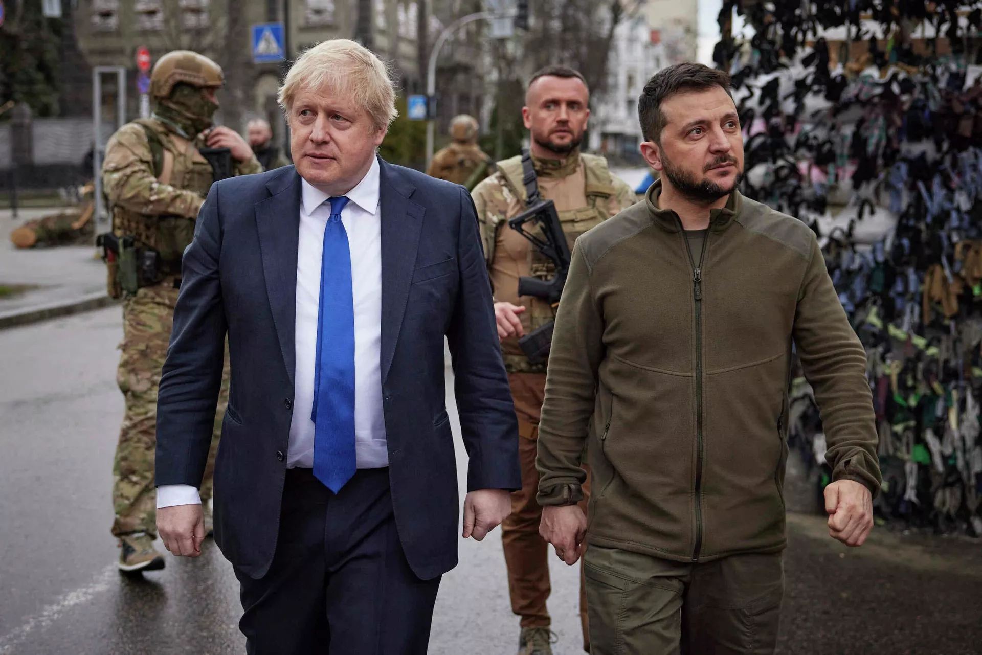 O primeiro-ministro do Reino Unido, Boris Johnson (à esquerda), caminha ao lado do presidente ucraniano, Vladimir Zelensky (à direita), em Kiev, Ucrânia, 9 de abril de 2022 - Sputnik Brasil, 1920, 14.12.2023