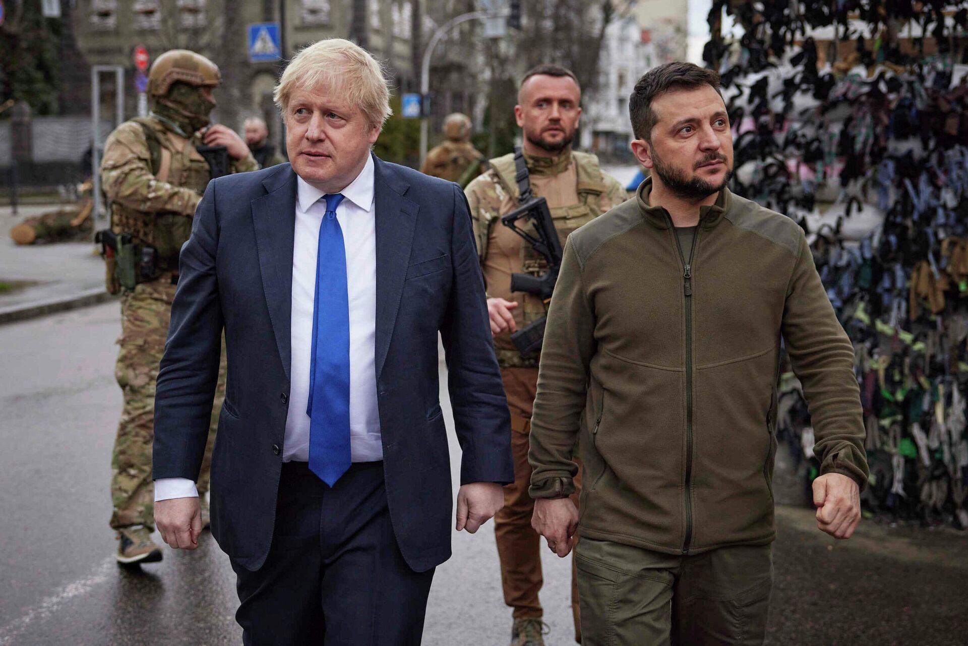 O primeiro-ministro do Reino Unido, Boris Johnson (à esquerda), caminha ao lado do presidente ucraniano, Vladimir Zelensky (à direita), em Kiev, Ucrânia, 9 de abril de 2022  - Sputnik Brasil, 1920, 26.06.2022