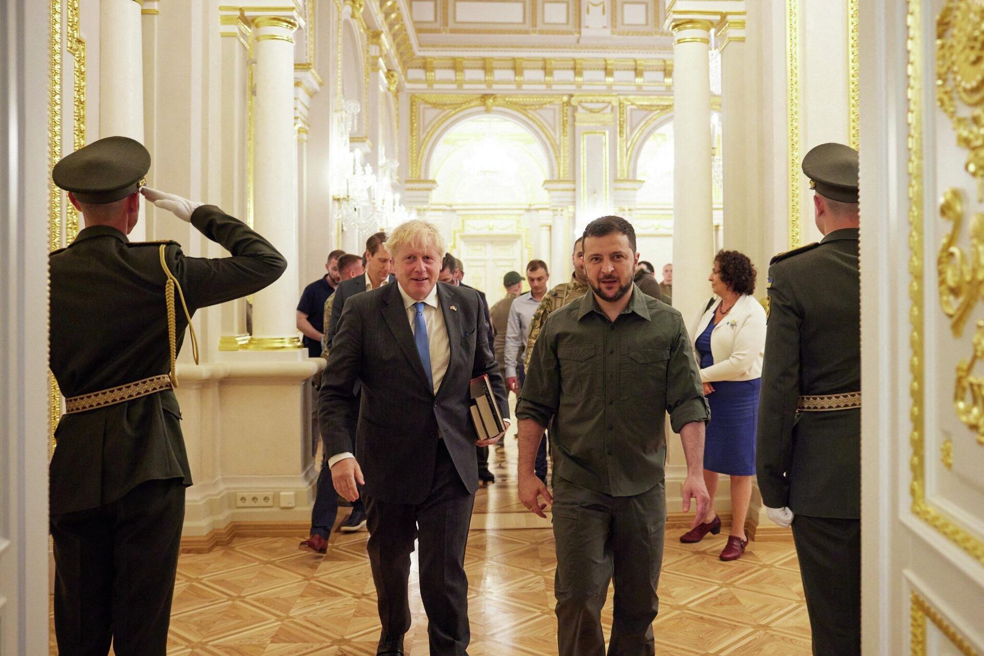 O presidente ucraniano, Vladimir Zelensky, e o primeiro-ministro britânico, Boris Johnson, caminhando lado a lado antes das negociações durante sua segunda visita a Kiev, 17 de junho de 2017 - Sputnik Brasil, 1920, 18.06.2022