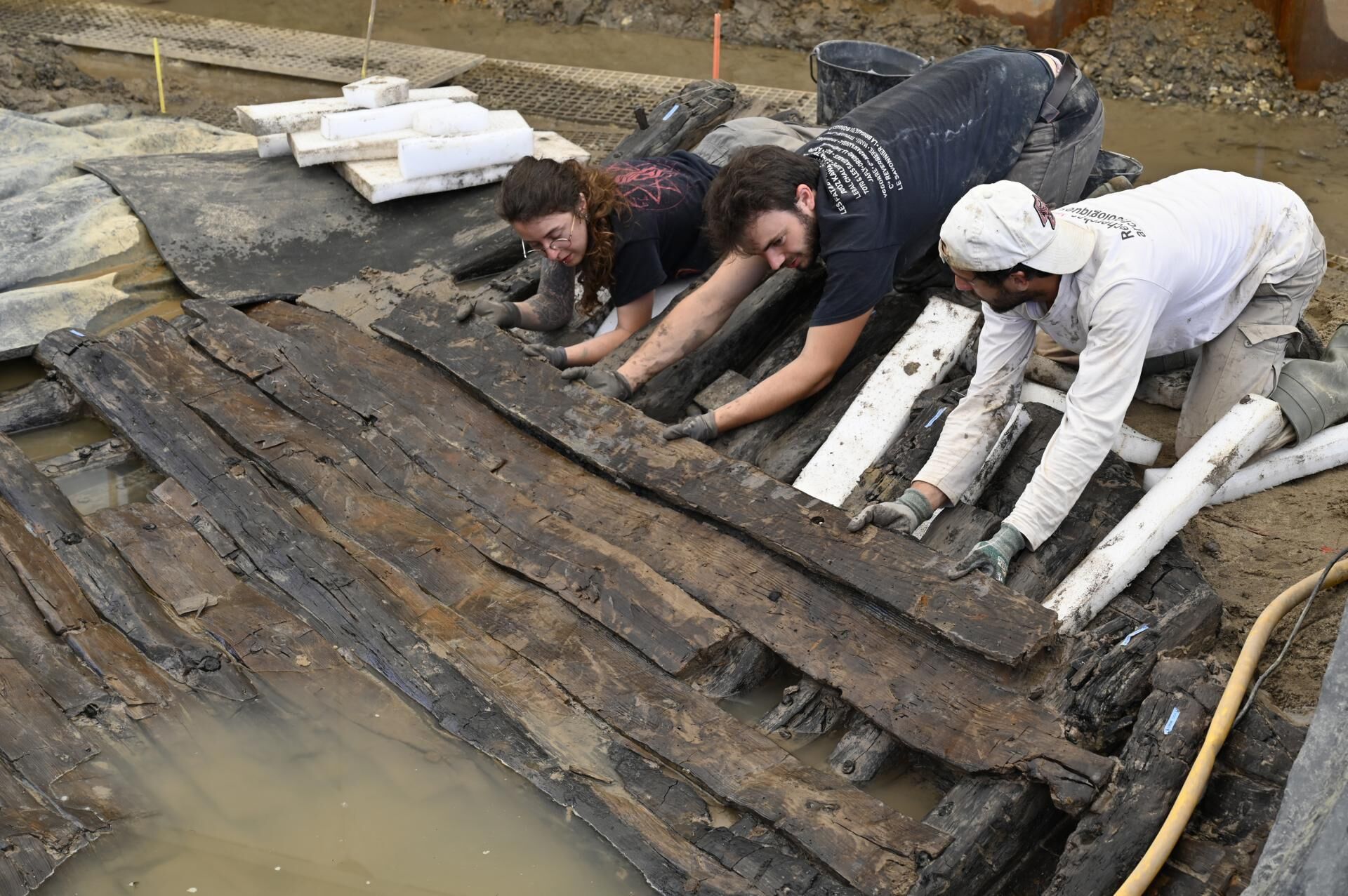 Restos de um barco extremamente raro de aproximadamente 1.300 anos descobertos em Villenave-d'Ornon, perto de Bordeaux, França   
 - Sputnik Brasil, 1920, 18.06.2022