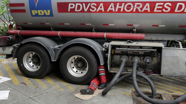 Logotipo da empresa petrolífera estatal PDVSA em caminhão-tanque na Venezuela (imagem de arquivo) - Sputnik Brasil