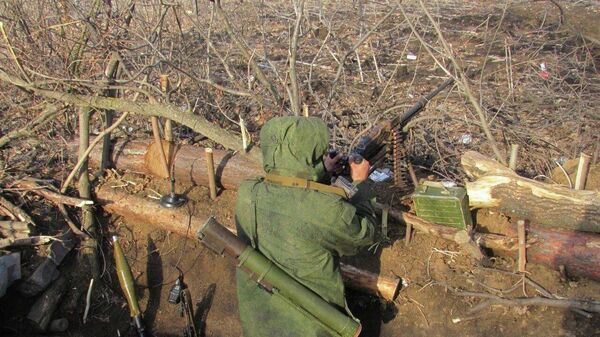 O combatente brasileiro da República Popular de Donetsk (RPD) Rodolfo Cunha Cordeiro manuseia armamento em uma trincheira - Sputnik Brasil
