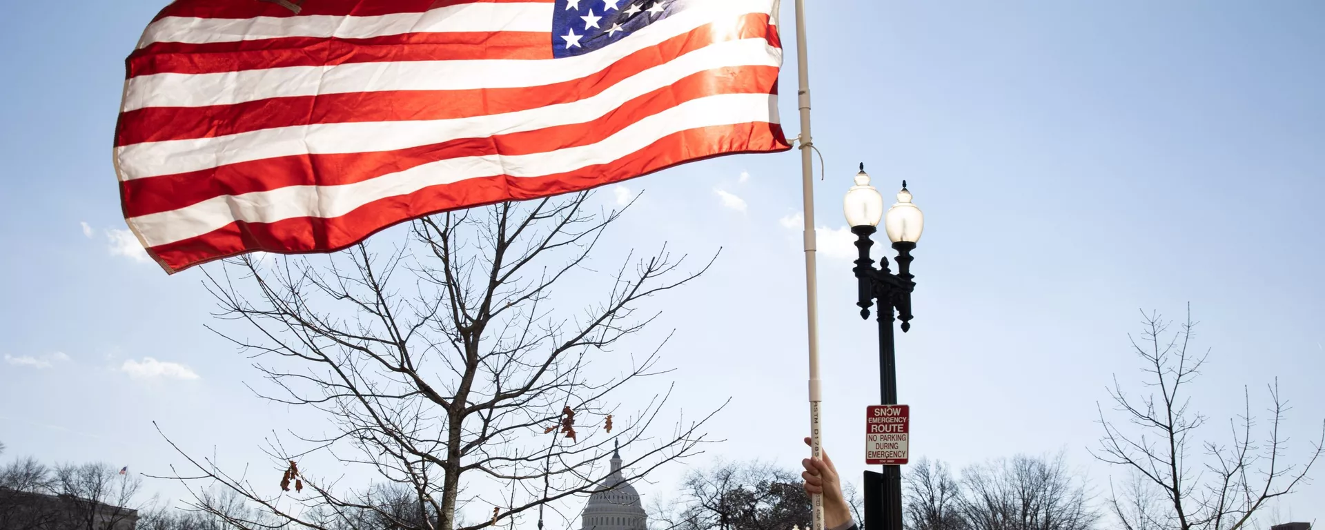 Bandeira dos EUA perto do Capitólio durante a tomada de posse do presidente eleito Joe Biden - Sputnik Brasil, 1920, 10.10.2023