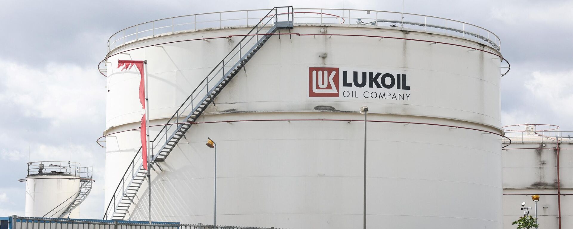 Tanques de armazenamento de combustível da empresa petrolífera russa Lukoil em Bruxelas, Bélgica, 13 de maio de 2022 - Sputnik Brasil, 1920, 19.06.2022