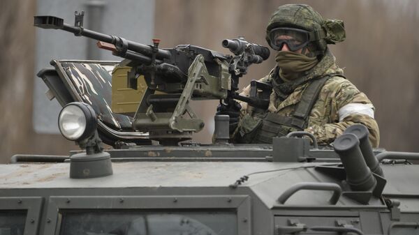 Militar russo em um comboio militar na estrada perto da fronteira com a Ucrânia na cidade de Armyansk, Crimeia - Sputnik Brasil