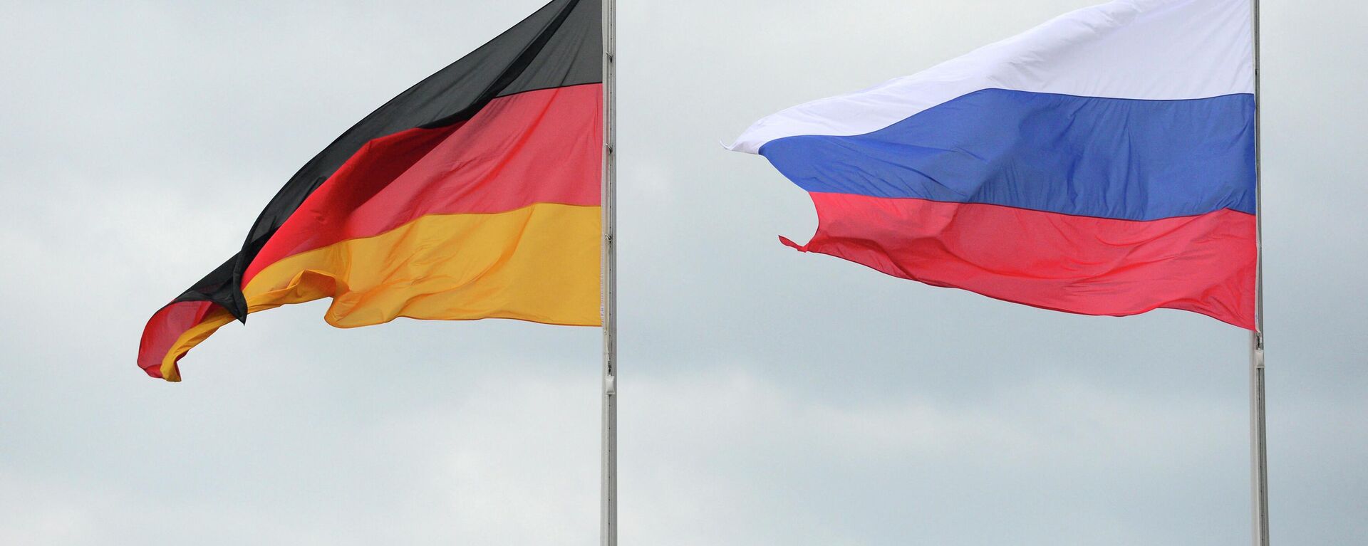 Bandeiras da Alemanha (E) e Rússia hasteadas lado a lado em frente à Chancelaria em Berlim, 1º de junho de 2012 - Sputnik Brasil, 1920, 13.07.2022