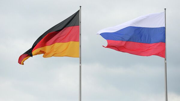 Bandeiras da Alemanha (E) e Rússia hasteadas lado a lado em frente à Chancelaria em Berlim, 1º de junho de 2012 - Sputnik Brasil