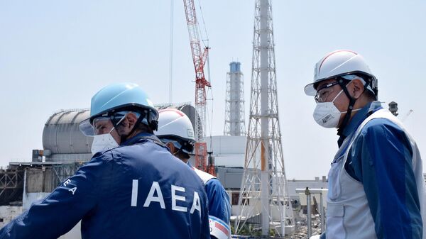 Rafael Grossi, diretor-geral da Agência Internacional de Energia Atômica (AIEA), visita usina nuclear Fukushima Daiichi em Okuma, prefeitura de Fukushima, Japão, 19 de maio de 2022 - Sputnik Brasil