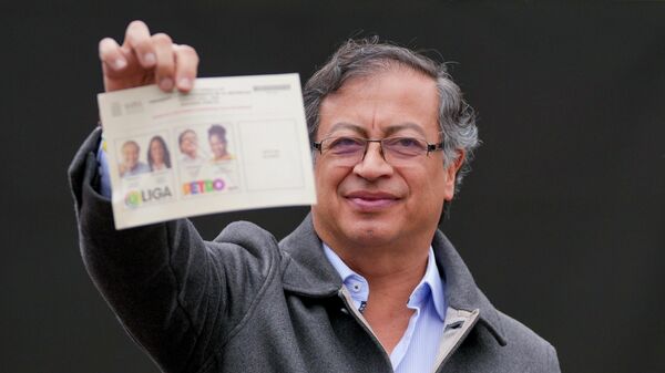 Gustavo Petro, então candidato à presidência da Colômbia, vota durante as eleições, em 19 de junho de 2022 - Sputnik Brasil