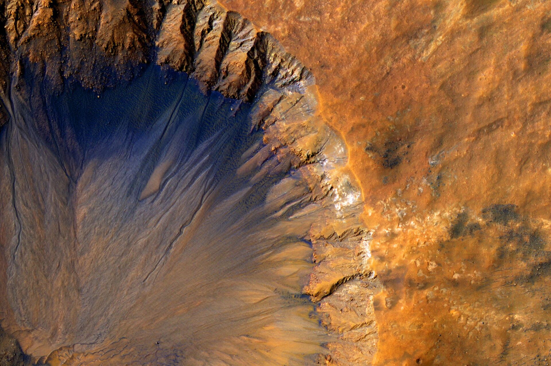 Uma cratera fresca na superfície de Marte capturada pela câmera HiRise da NASA a bordo do Mars Reconnaissance Orbiter - Sputnik Brasil, 1920, 20.06.2022
